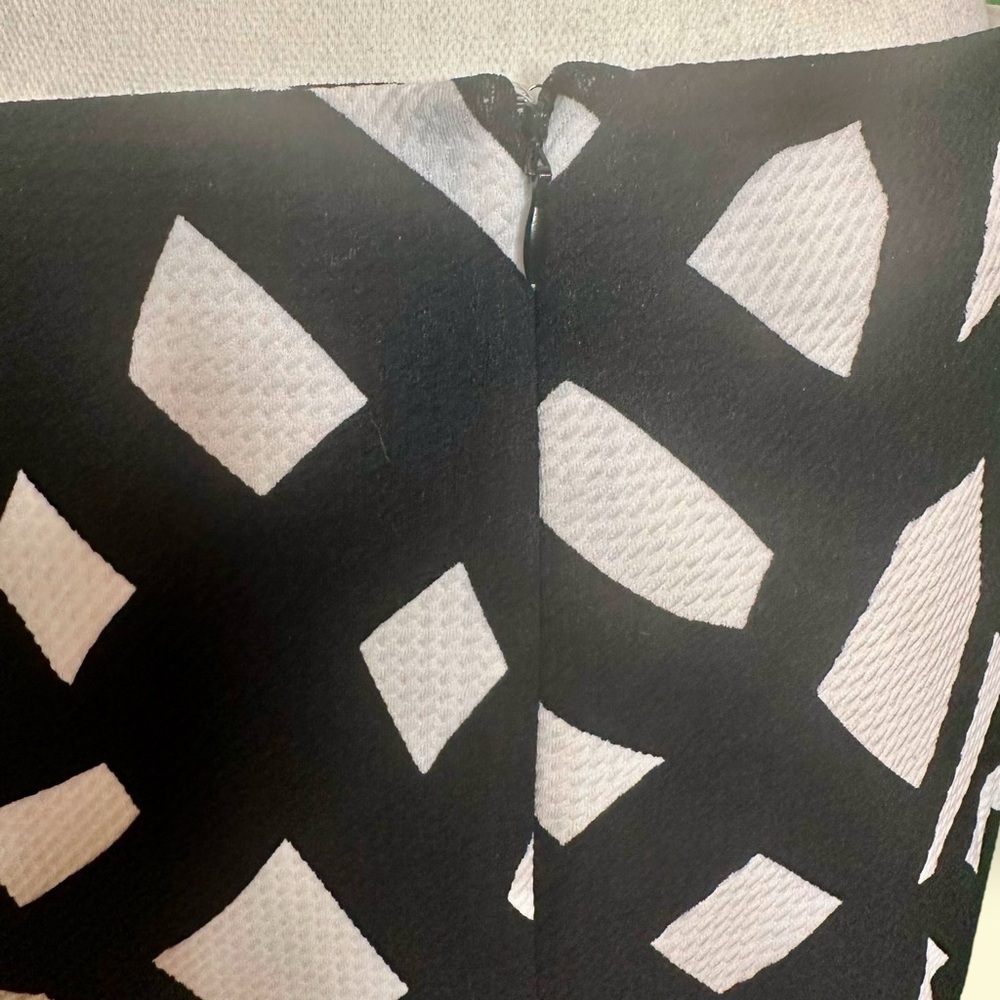 Calvin Klein Black & White Abstract Print Textured Crepe Tulip Hem Skirt Size 4 - Picture 6 of 9